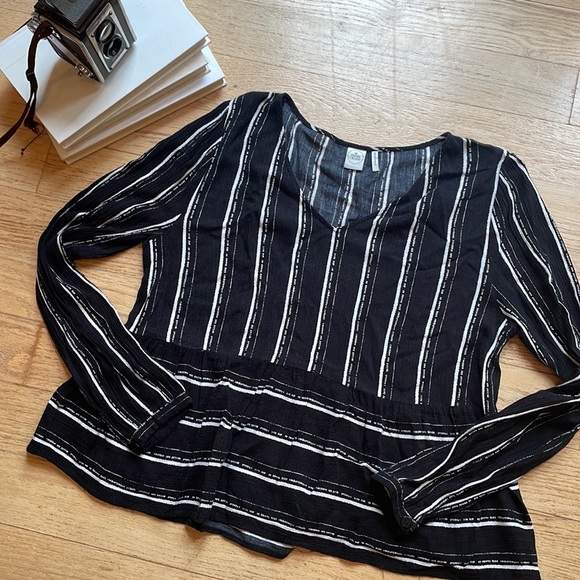 Paper Crane women’s Peplum shirt black size medium - Picture 2 of 10